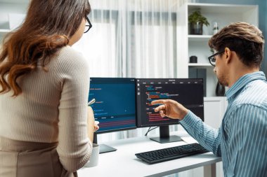 İki ekran ekranında yaratıcı web sitesi planlama yazılımını tartışan yetenekli geliştiriciler programı arka görüş konseptiyle ofiste tasarımı analiz eden tam yığın veri. Varsayım.