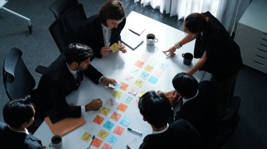 Akıllı yöneticilerin üst görüşü pazarlama fikrini yapışkan notlardan tartışır ve seçer. Bir grup iş adamı karar verip plan yaparken strateji hakkında konuşup fikir alışverişinde bulunuyor. Müdürlük.