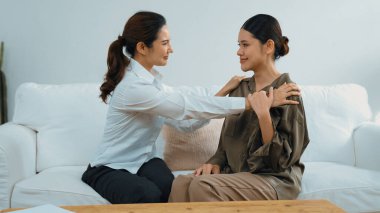 Destekleyici ve rahatlatıcı eller depresif hastayı neşelendiriyor ya da empati kurarak stres yapıyor. Psikolog, Vivancy Kliniği 'nde stresli ve üzgün bir hastaya güven veriyor..