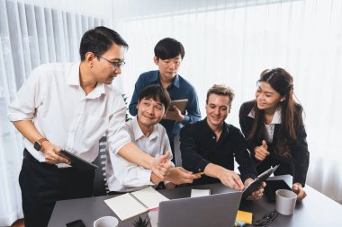 Bir grup farklı ofis çalışanı şirket ofis odasında stratejik iş pazarlama planlamasında birlikte çalışıyor. İş yeri konseptinde pozitif takım çalışması. Tedbirli