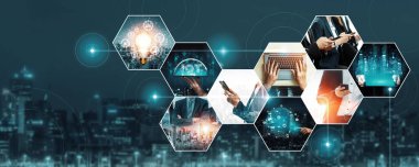 İletişim teknolojisi, akıllı bağlantı IOT ve insan ağ teknolojisi kavramı. Güvenli internet ağına ve bulut hesaplama sunucularına bağlanmak için bağlantı aygıtı kullanan insanlar