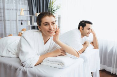 Kafkas çift müşterisi stres önleyici spa masajının keyfini çıkarıyor ve lüks otel veya oteldeki gündüz açık hava ortamında güzellik teniyle eğleniyor. Sessiz.