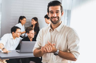 Ofiste çalışan iş arkadaşı ve iş adamlarının geçmişine sahip özgüven ve mutlu gülümseyen iş adamı portresi. Ofis çalışanı takım çalışması ve pozitif iş yeri konsepti. Tedbirli