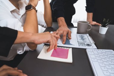 Veri analistleri ofis çalışanlarından oluşan bir ekip, mali, trend ve pazarlama verilerini analiz etmek için iş istihbaratı BI gösterge paneli üzerinde işbirliği yapmaktadır. BI yazılım kullanım sürücüsü iş başarısı. Tedbirli