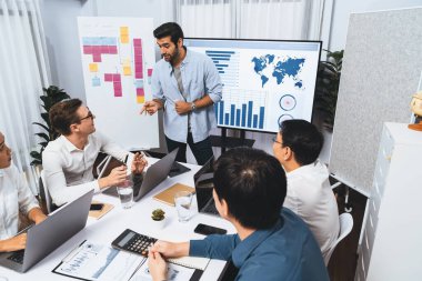 Ofiste sunum ya da analist ekibiyle toplantı odasında mali verileri analiz etmek için BI Fintech 'i kullanmak. İş adamları stratejik planlama için TV ekranında BI gösterge panelini inceliyor.