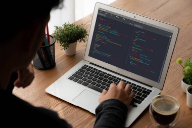 Model uygulama ve program kodlaması için bilgisayar ekranında yazılım geliştirme programlama
