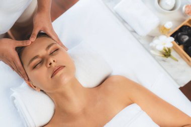 Panorama 'da kadınların stres önleyici kafa masajından ve lüks tatil beldesi veya otel spa salonundaki modern ışık ortamında yüz güzelliği eğlencelerini şımartmaktan hoşlandığı bir manzara var. Sessiz.