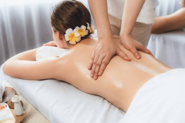 Kafkas çift müşterisi stres önleyici spa masajının keyfini çıkarıyor ve lüks otel veya oteldeki gündüz açık hava ortamında güzellik teniyle eğleniyor. Sessiz.