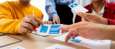 Mobil uygulama ya da web sitesi için kullanıcı arayüzü prototipi planlayan yeni başlayan şirket çalışanlarının panorama pankartı. UX UI tasarımcı beyin fırtınası kullanıcı dostu arayüz planı. Sinerjik