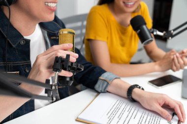 Güler yüzlü radyo etkili sunucuların kulaklık takması ve sosyal medyada canlı yayın yapması senaryo ve dizüstü bilgisayardan sabah stüdyo kaydında dinleyicilere canlı yayın yapması. İnfobahn.