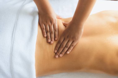 Kapalı alan kadın müşteri stres önleyici spa masajını yapmaktan zevk alıyor ve lüks otel ya da oteldeki gündüz açık hava güzellik salonunda güzellik teniyle eğleniyor. Sessiz.