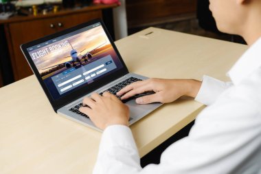Online uçuş rezervasyon sitesi mod rezervasyon sistemi sağlar. Seyahat teknolojisi kavramı .