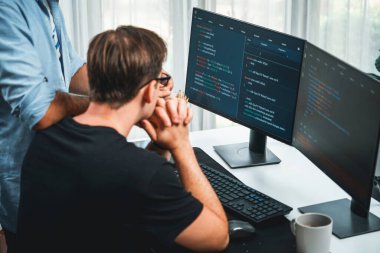 BT geliştiricileri pc ekranında çevrimiçi yazılım geliştirme bilgisini tartışıyor, web sitesindeki son sürüm uygulaması için program kodlaması oluşturuyorlar. Beyin fırtınası yazılımı kavramı güncellendi. Satılabilir.