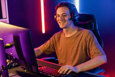 Kazanmak için çevrimiçi oyun oynayan akıllı flama makinesinin sunucu kanalı, neon ışıklı odada seçilen takım yarışması için izleyicilerle birlikte canlı yayında canlı yayında kulaklık takıyor. Bireysel.