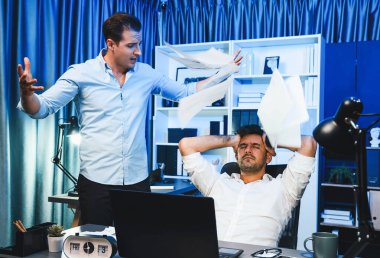 İş ortakları ciddi proje işiyle ilgili sorun hakkında tartışıyorlar. Sözleşme kağıtlarını havaya atıyorlar. Kağıt üzerinde tüm sorunları çözmek için yeni ürün hataları tartışması. Satılabilir.