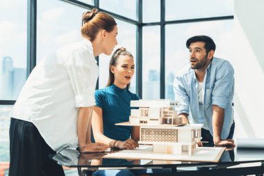 Mesleki çeşitlilik gösteren mühendis takımı ev modelini tasarlamak için birlikte çalışıyor. Bir grup başarılı iş adamı ev yapısını tartışıyor ve beyin fırtınası yapıyorlar. İnşaat mühendisliği. İzleme.