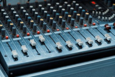 Stüdyo odasında yakınlaştırıcı mikser ve ekolayzır var. uds