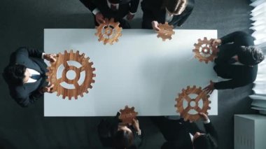 Zeki iş adamlarının üst düzey görüşü toplantıda ahşap dişlileri bir araya topluyor. Proje yöneticilerinden oluşan bir grup toplantı odasında ya da iş yerinde sorunları çözmeye çalışıyor. Birleşmeyi temsil et. Müdürlük.