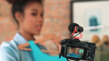Arka plan görüntüsü, kamera ekran kaydedicisi kadın nüfuzcusu canlı yayın video görüntüsü görüntüleme kritik sosyal medya ya da blog 'u gizliyor. İnternetteki pazarlama yayını için giysi stüdyosu ışıklandırması olan kız.