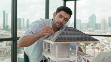 Modern ofiste gökdelen ve şehir manzaralı kalem ölçme modeli çatı uzunluğu kullanan profesyonel mimar mühendisi. Yetenekli proje yöneticisi ya da işadamı ev inşaatını kontrol ediyor. İzleme