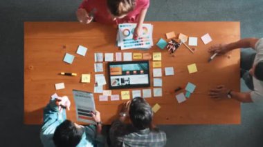 Web tasarımı için birlikte çalışan iş adamlarının zaman aşımı. Tasarımcı beyin fırtınası yapan ve web sitesi arayüzü hakkında tartışan ve dijital tasarım ile tablete bakan hava görüşü. Sempozyum.