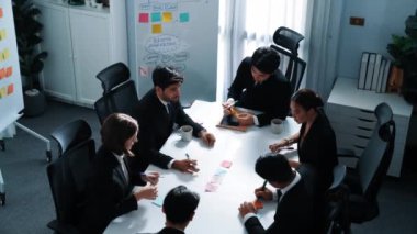 Toplantıda yapışkan notlar yazarak akıllı iş adamlarının beyin fırtınası fikrinin en üst görüntüsü. Bir grup profesyonel analist pazarlama stratejisi ve konferansta beyin fırtınası planlıyor. Takım çalışması. Müdürlük