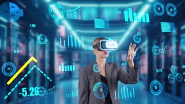 Kadın, sunucudaki dijital bilgi ağı teknolojisi animasyonunun VR tarafından el kaydırma grafik analizi kullanılarak dinamik verileri araştırıyor. Kısıtlanma.