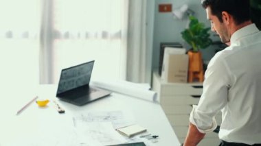 Ofiste dizüstü bilgisayar tasarımı kullanan mimar mühendisi, planlama ve ekipman dağınıklığı ile toplantı masasında otururken. Projede çalışan yetenekli inşaat mühendisi. Hizalama.