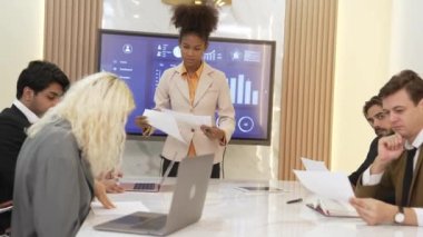 Finansal veri sunumuna başlamadan önce üniversiteye ya da yatırımcıya kağıtlar hakkında iş istihbaratı dağıtırken BI Fintech kullanan analist ekibiyle ofis veya süs toplantı odasında sunum yapmak