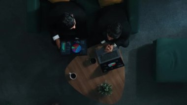 İş adamlarının yukarıdan aşağıya bakış açısı hisse yatırım verilerini analiz ederken, pazarlama stratejisini seçmek için finansal istatistik tablosuna işaret ediyor. Zeki iş kadını iş toplantısına katıldı. Müdürlük.