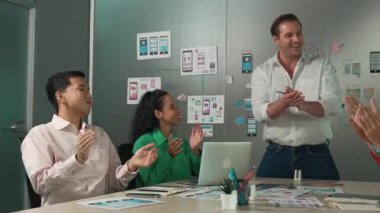 Profesyonel iş adamlarından oluşan bir grup sunumda el çırpıyor. Profesyonel Kafkas lideri, yaratıcı iş adamlarının elini çırpıyor. Başarılı bir takım. Yönlendirici.