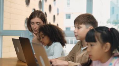 Sınıfta dizüstü bilgisayar kullanan zeki bir öğretmen. Profesyonel eğitmen, programlama mühendisliği kodunu açıkladı ya da eğitim ve öğrenim programı sırasında hızlı davrandı. Etkinlik.