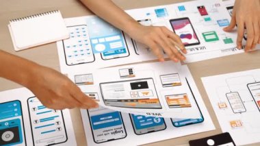 Mobil uygulama ya da web sitesi için kullanıcı arayüzü prototipi planlayan şirket çalışanlarının panorama videosu. UX UI tasarım beyin fırtınası kullanıcı dostu arayüz planı tasarlıyor. Sinerjik