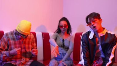 Şık gözlükler takan Happy dans takımı şehir pop veya hip hop müziğine taşınıyor. Modern restoranda birlikte komik serbest dans ederken profesyonel sanatçı grubu oturuyordu. Mutluluk.