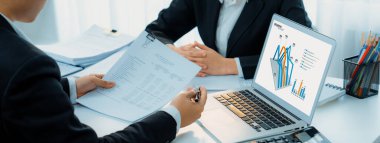 İş istihbarat analisti ekibi bilgisayardaki BI yazılımını kullanarak finansal veri gösterge panelini analiz ediyor. İş teknolojisi, şirket yöneticilerini panoramada stratejik kararlar vermeye teşvik ediyor. Kurnaz.