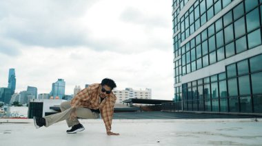 Mutlu İspanyol dansçı, şehir şehrinde gündelik break dans giyer. Enerjik hip-hop performansı. Koreograf serbest stil ritmine göre hareket ediyor. Hip hop dansı. Açık hava sporu 2024. Hiphop.