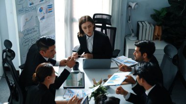 Yetenekli bir takımın toplantıda birlikte çalışmasının en iyi görüşü. Menajer finansal belgeye bakarken borsaya yatırım yapmaya karar veriyor. Akıllı grup iş verilerini analiz eder. Zaman aşımı. Müdürlük.