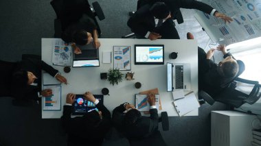 Menajer projesinin beyaz tahtaya zihin haritası ve finans grafiği ile bakan ve pazarlama fikrini açıklarken çeşitli yatırımcılar hisse yatırım grafiğini dinleyip analiz ediyorlar. Müdürlük.