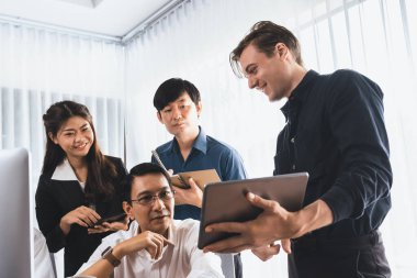 Bir grup farklı ofis çalışanı şirket ofis odasında stratejik iş pazarlama planlamasında birlikte çalışıyor. İş yeri konseptinde pozitif takım çalışması. Tedbirli