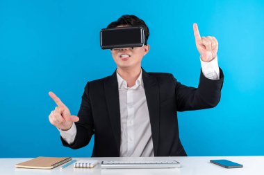 Asyalı işadamı VR 'ı inceleyerek iş dünyasının haberlerini analiz ediyor ve yenilik teknolojisini analiz ediyor. Sanal gerçeklik mavi telif alanını izole ediyor. Entrika.