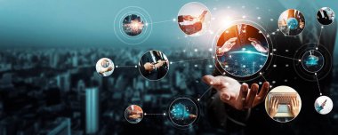 İletişim teknolojisi, akıllı bağlantı IOT ve insan ağ teknolojisi kavramı. Güvenli internet ağına ve bulut hesaplama sunucularına bağlanmak için bağlantı aygıtı kullanan insanlar