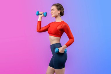 Vücut geliştirme egzersizi olarak izole edilmiş arka planda duran vücut geliştirme egzersizi olarak ağırlık kaldırmak için halterli atletik ve sportif bir kadın. Sağlıklı aktif ve vücut bakımı yaşam tarzı