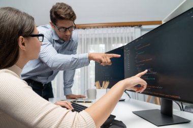 Takım becerisi geliştiricileri programı en yeni kodlama yaratıcı web sitesi planlama yazılım projesini iki bilgisayar ekranında düşünerek, ofiste tam yığın veri analizi ile karşılaştırıldığında. Varsayım.