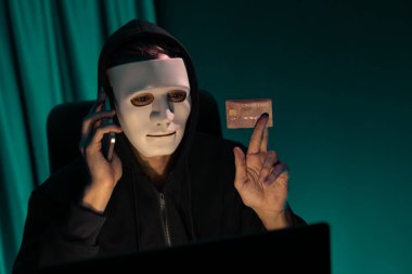 Kredi kartı sahibini arayıp gizli bilgilerle tehdit etmek için beyaz suçlu maskesi. Tüm veritabanları, güvenlik ihlali yapmaya çalışarak şifre şifreleme yapmak için. Bireysel.