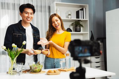 İki şef etkileyiciyle canlı yayında yemek pişirme programı. Video kameradaki özel kayıt için karışık salata ve giyinmeyi öğretiyorlar. Ekmek ekmeği, kepekli meze. İnfobahn.