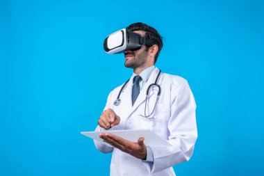 Tıbbi form tutarken VR gözlük ve laboratuvar önlüğü takan profesyonel bir doktor. Metastaz ya da sanal gerçeklik dünyasını hastalarla konuşmak ve onları iyileştirmek için kullanırken şekle bakan çekici bir doktor. Sapma.