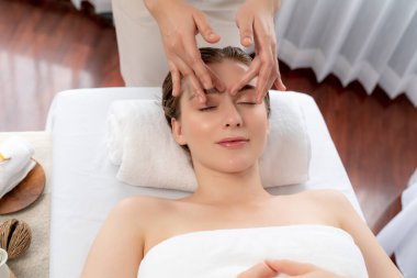 Kafkasyalı kadın stres önleyici kafa masajından ve lüks tatil beldesi ya da otel spa salonundaki modern ışık ortamında yüz güzelliği eğlencelerini şımartmaktan hoşlanıyor. Sessiz.