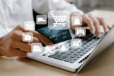 Hologram arayüzü olan zarif müşteri kartı çevrimiçi platformu seçer. Açık e-ticaret uygulaması nakitsiz teknoloji alışveriş envanteri kullanırken akıllı tüketiciler dizüstü bilgisayar kullanıyor. Siber Nakit.