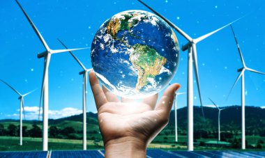 Alternatif enerji ile sürdürülebilirlik gelişimi kavramı. Çevre dostu rüzgar türbini çiftliği ve arka planda yeşil yenilenebilir enerji olan gezegenle insan eli ilgilenir. uds