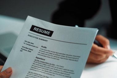 İnsan Kaynakları Müdürü sorgu odasında çalışan bir adayın özgeçmişine bakıyor. İş başvurusu, işe alım ve işçi alma konsepti. uds